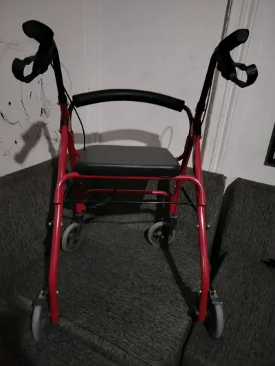 Andador rojo con asiento - miniatura 2