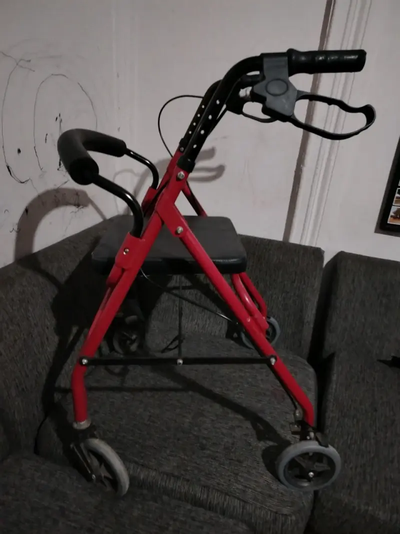 Andador rojo con asiento - 3