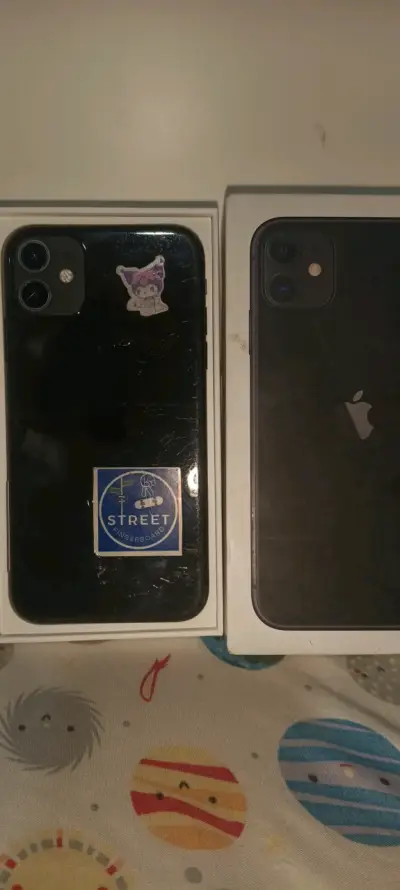 iPhone con caja y pegatinas - miniatura 1