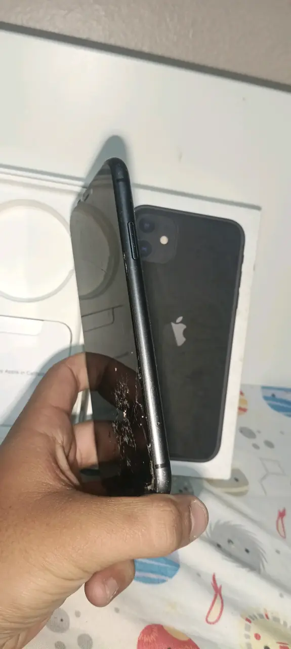 iPhone con caja y pegatinas - 3