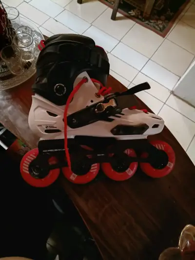Patines en línea rojos y blancos - miniatura 1