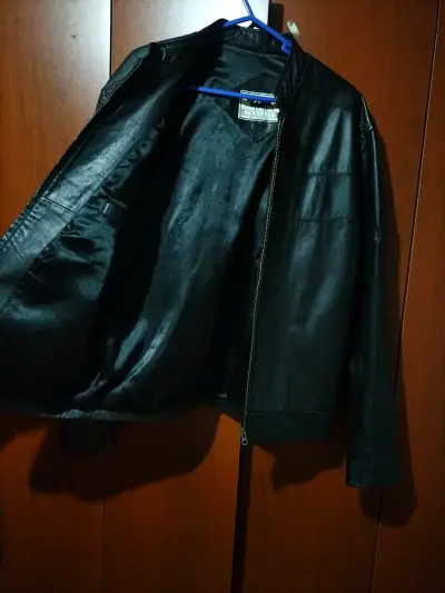 Chaqueta negra de cuero - miniatura 1