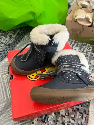 Lote de más de 15 pares de zapatos para niña - miniatura 4