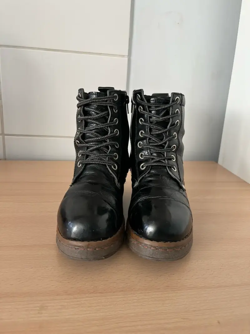 Botas negras de cuero usadas - 1