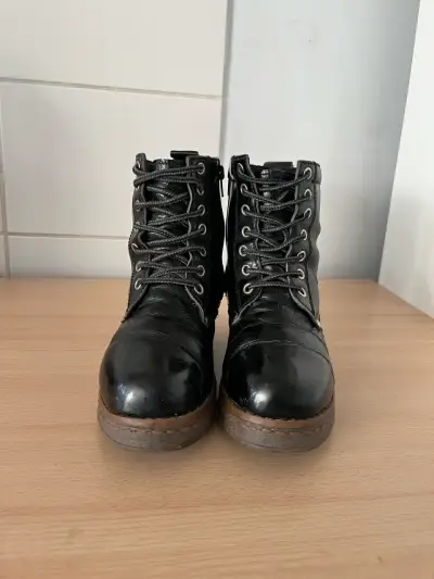 Botas negras de cuero usadas - miniatura 1