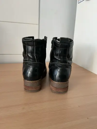 Botas negras de cuero usadas - miniatura 4