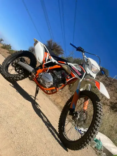 Moto Enduro Kawasaki naranja - miniatura 1