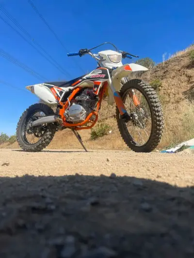 Moto Enduro Kawasaki naranja - miniatura 2