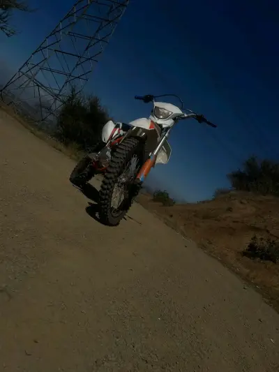 Moto Enduro Kawasaki naranja - miniatura 3