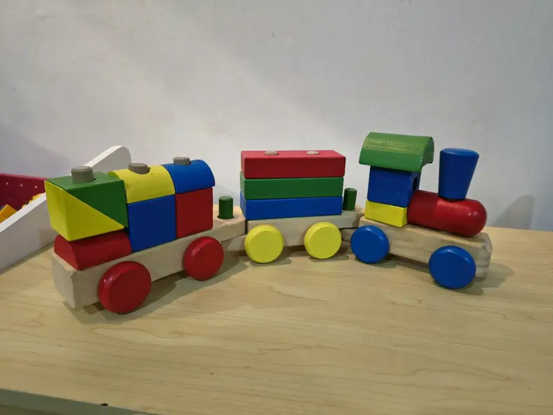 Tren de juguete de madera
