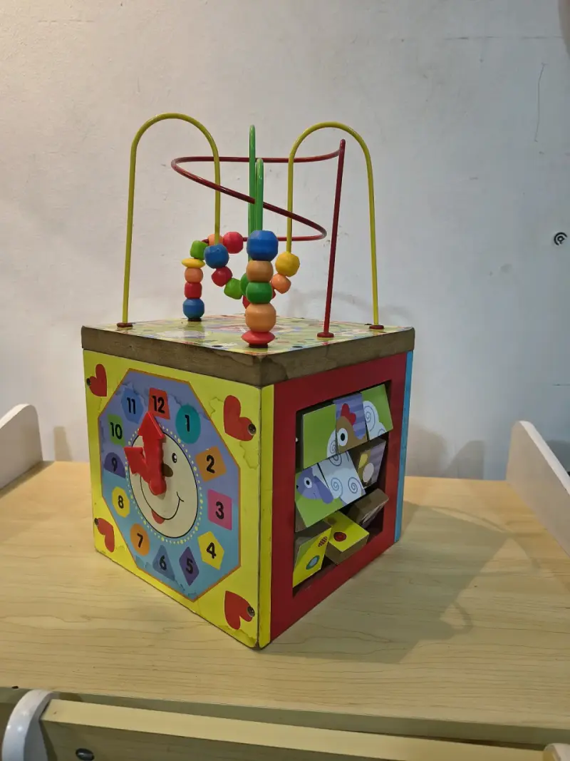 Cubo de actividades de madera
