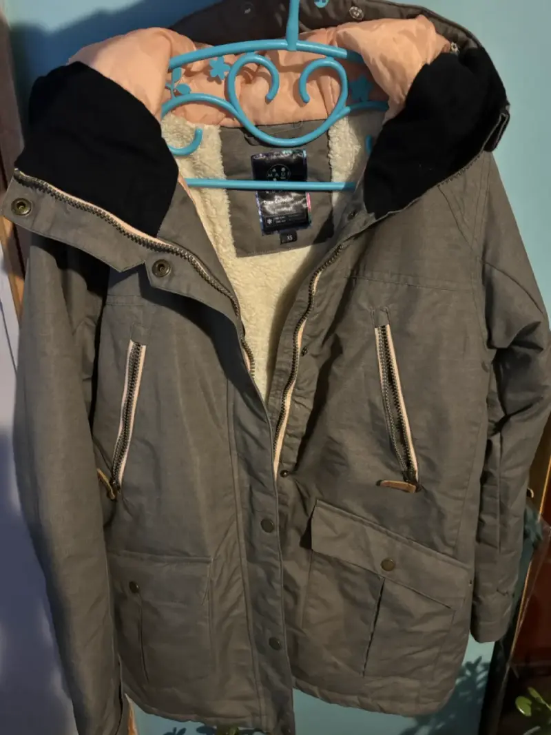 Parka gris con capucha