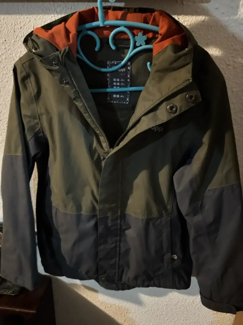 Chaqueta impermeable verde y negra Lippi. - 1
