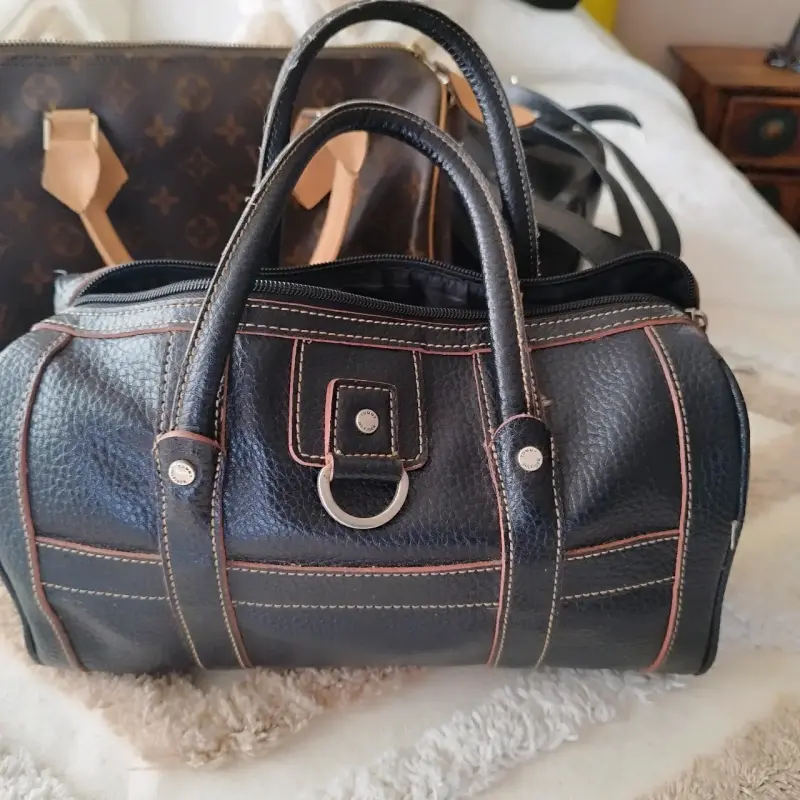 Bolso de mano negro con costuras - 1