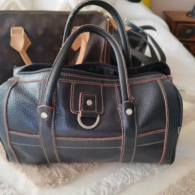 Bolso de mano negro con costuras - miniatura 1
