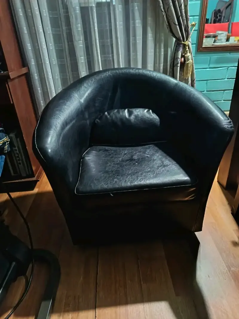 Sillón de cuero negro