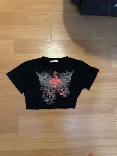 Polera negra diseño gráfico - miniatura 1