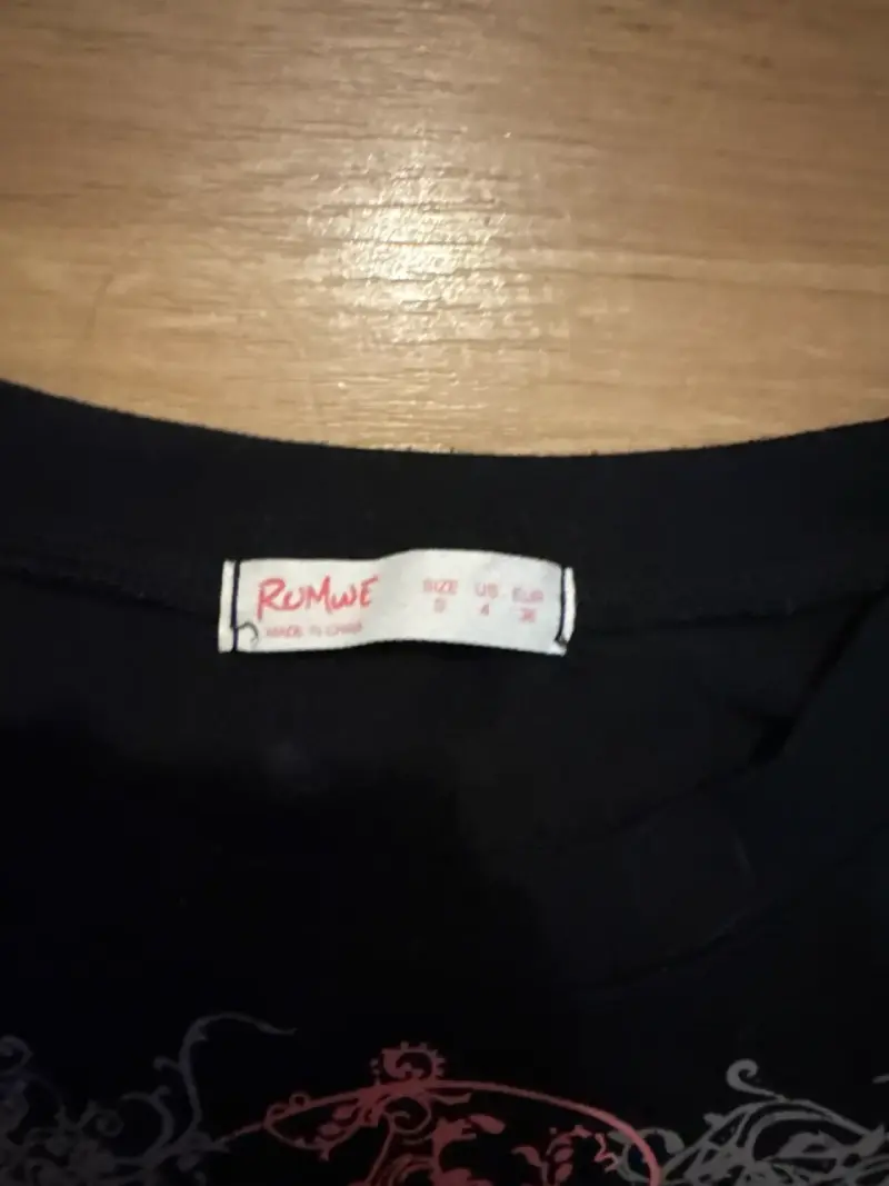 Polera negra diseño gráfico - 2