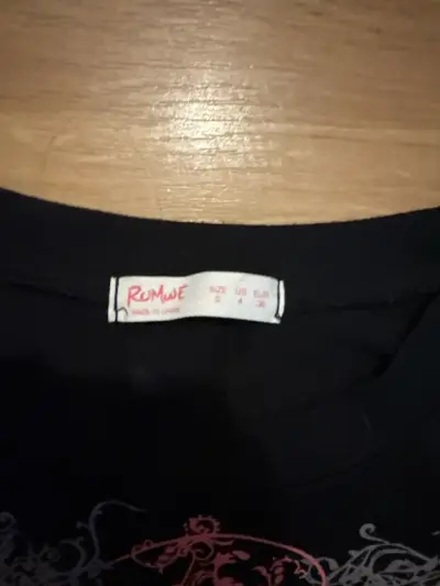 Polera negra diseño gráfico - miniatura 2