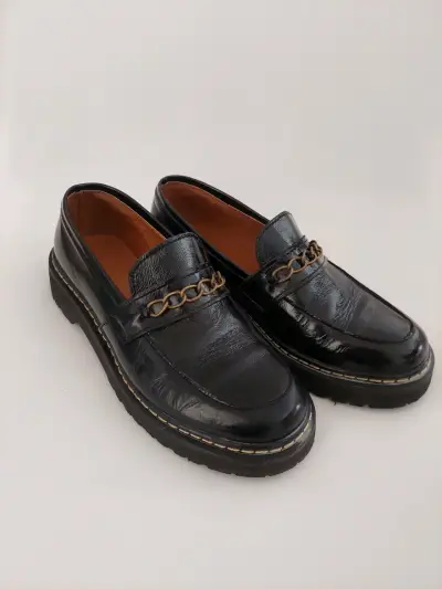 Mocasines negros con detalle de cadena - miniatura 1