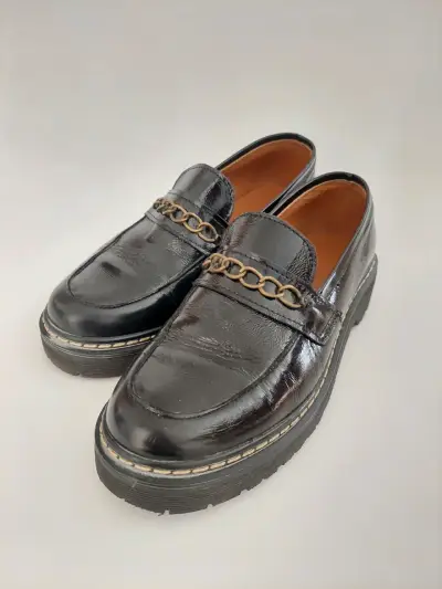 Mocasines negros con detalle de cadena - miniatura 2