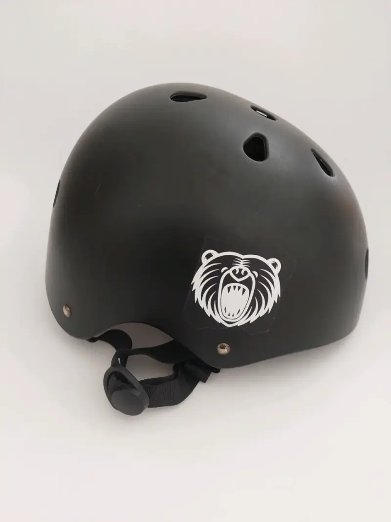 Casco negro con diseño de oso - 1