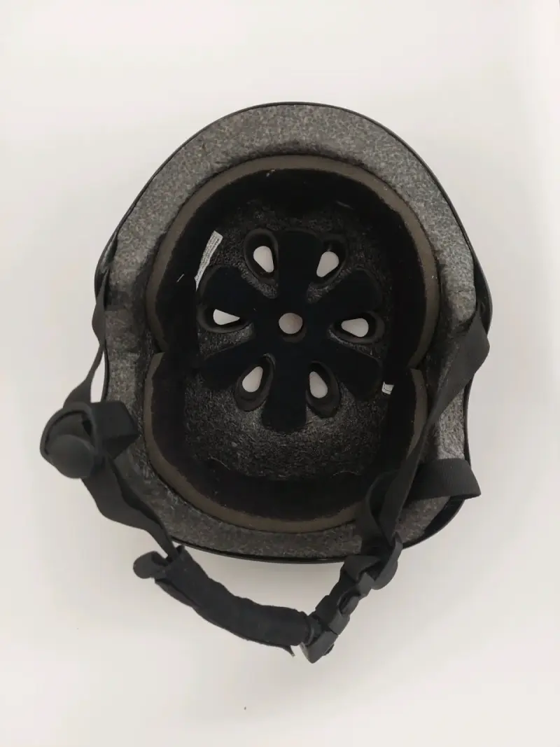 Casco negro con diseño de oso - 2