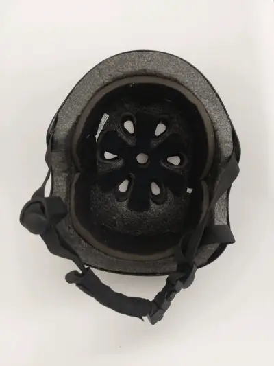 Casco negro con diseño de oso - miniatura 2