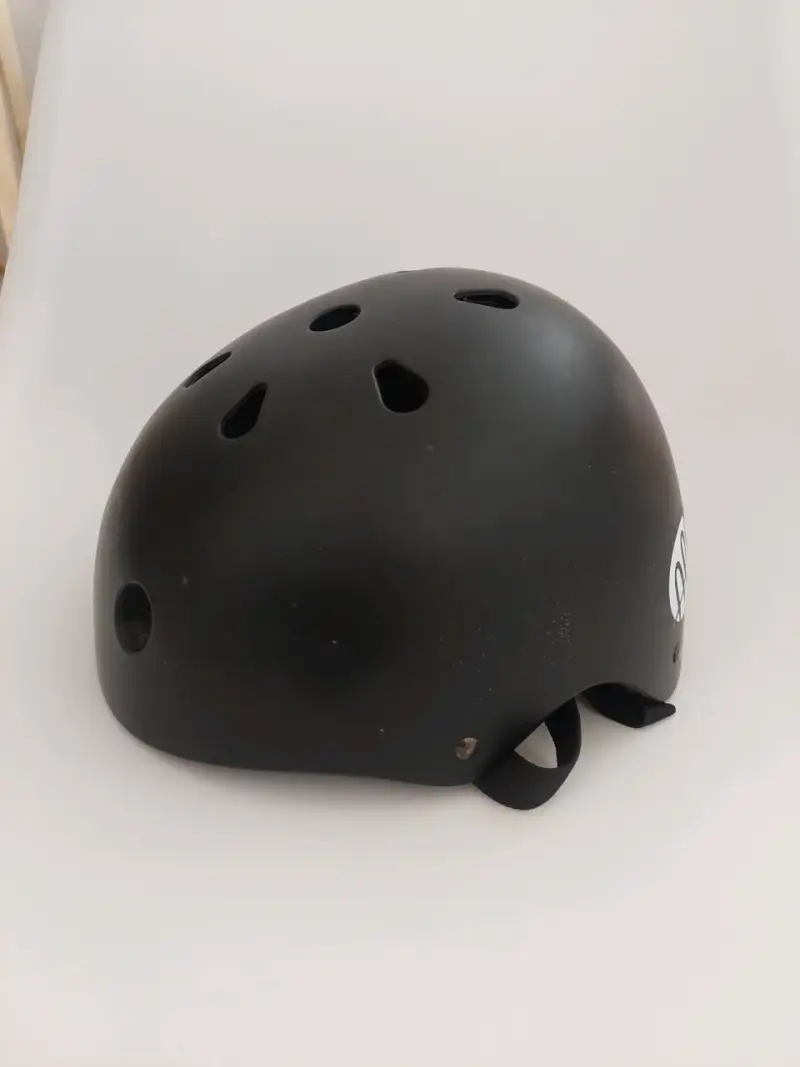 Casco negro con diseño de oso - 3