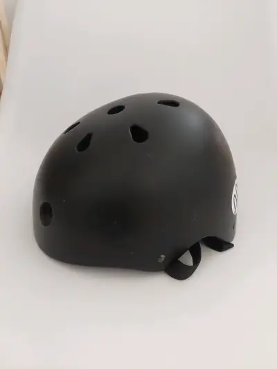 Casco negro con diseño de oso - miniatura 3