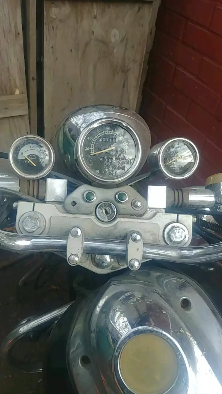 Motocicleta con tablero clásico - 1