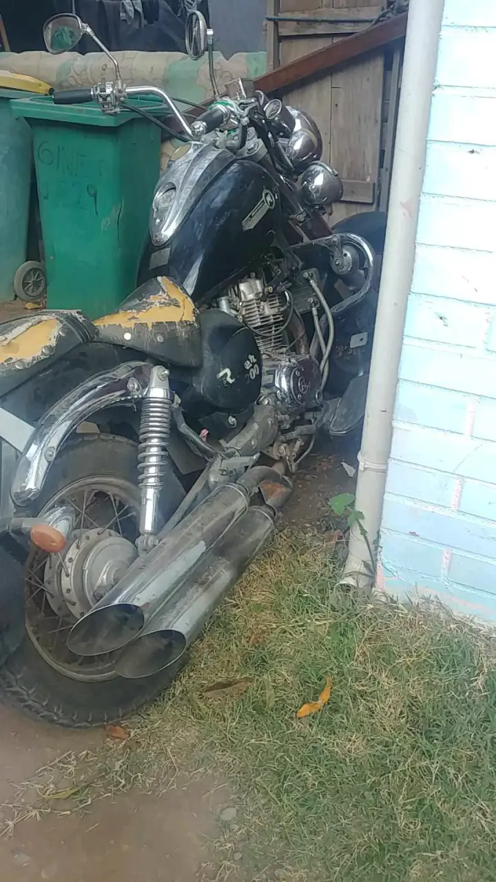 Motocicleta con tablero clásico - 2