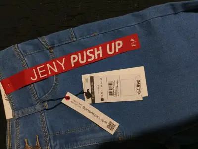 Jeans azul con etiqueta - miniatura 2
