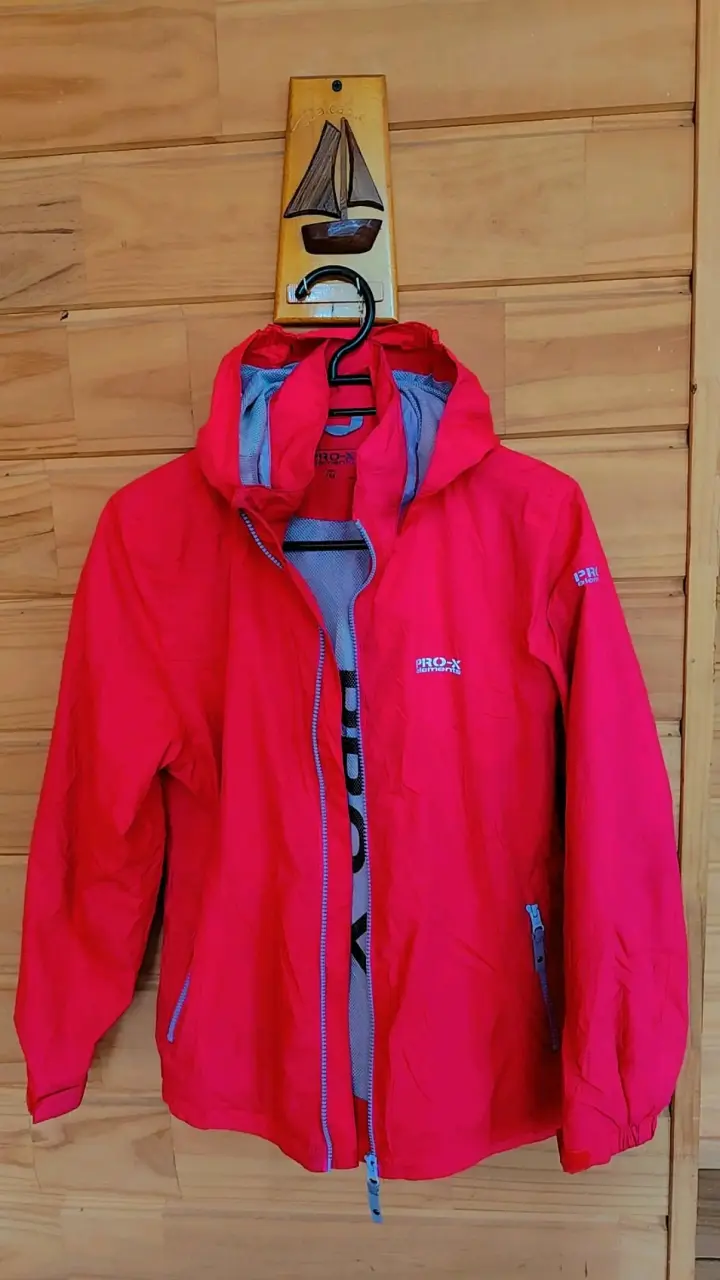 Chaqueta roja impermeable