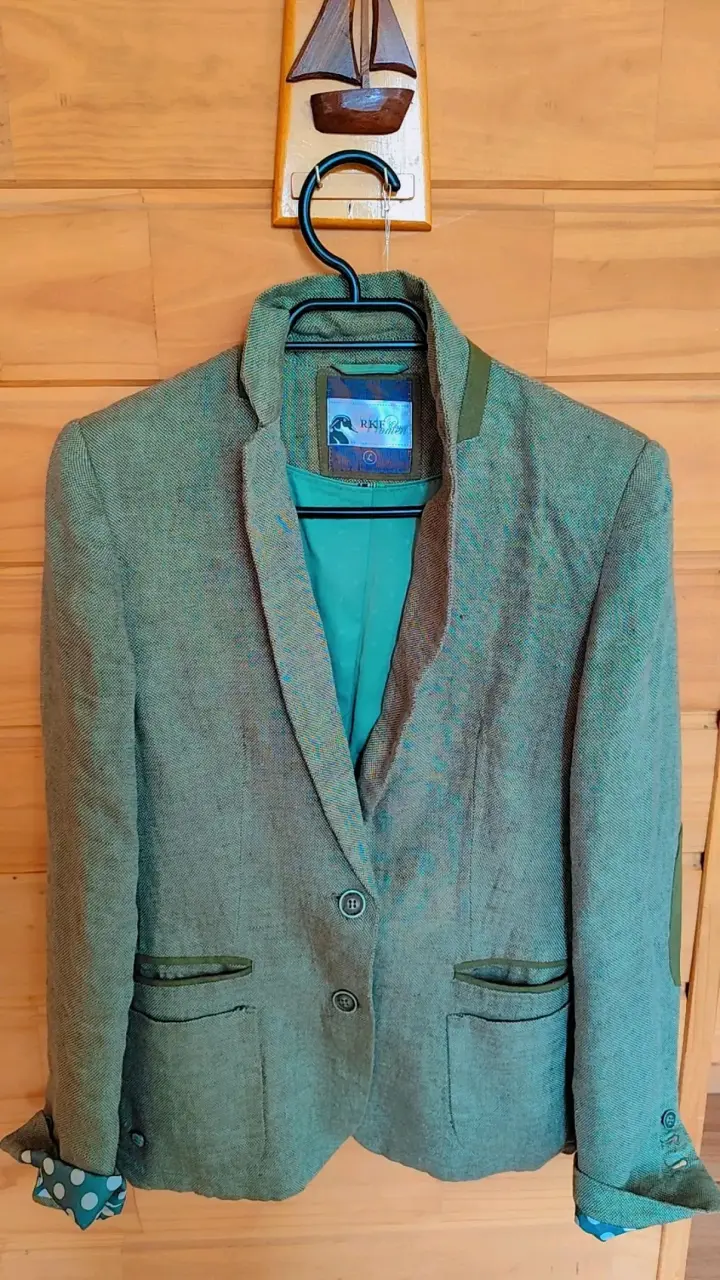 Blazer gris con detalles verdes