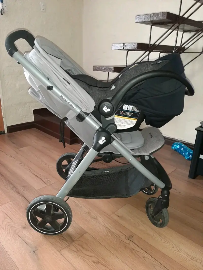 Coche y Base para silla de auto negra - 3
