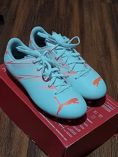 Zapatos de fútbol Puma celestes - miniatura 1