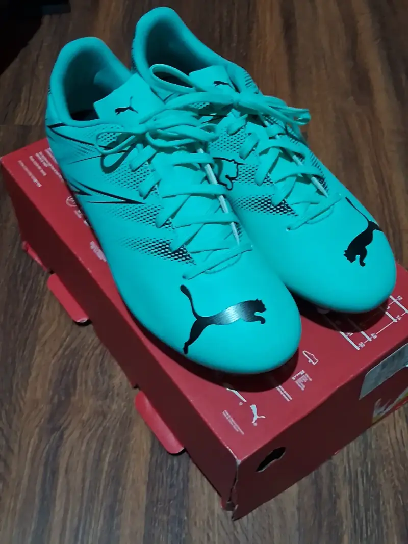 Zapatos de fútbol Puma celestes - 2