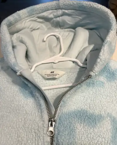 Polerón celeste con gorro - miniatura 3
