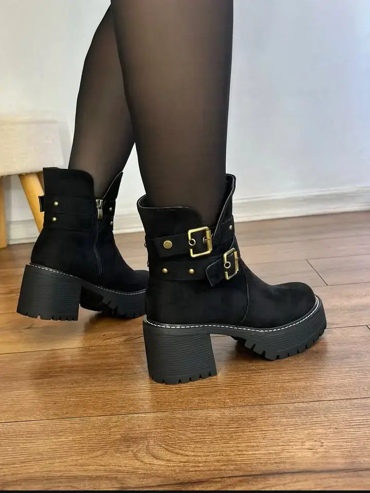 Botines negros con hebillas