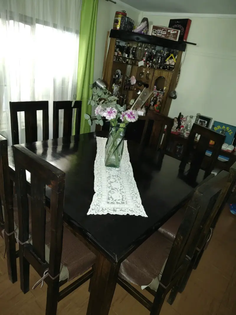 Comedor de madera con sillas