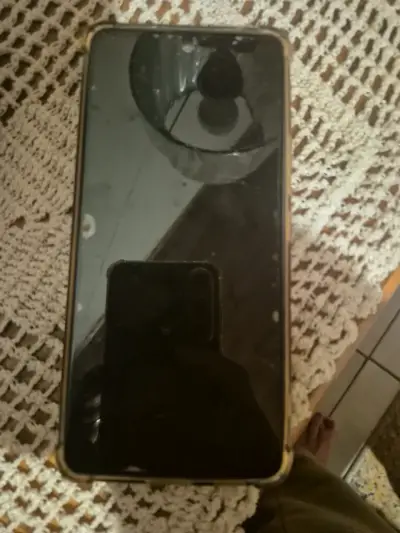 Smartphone con funda negra - miniatura 1