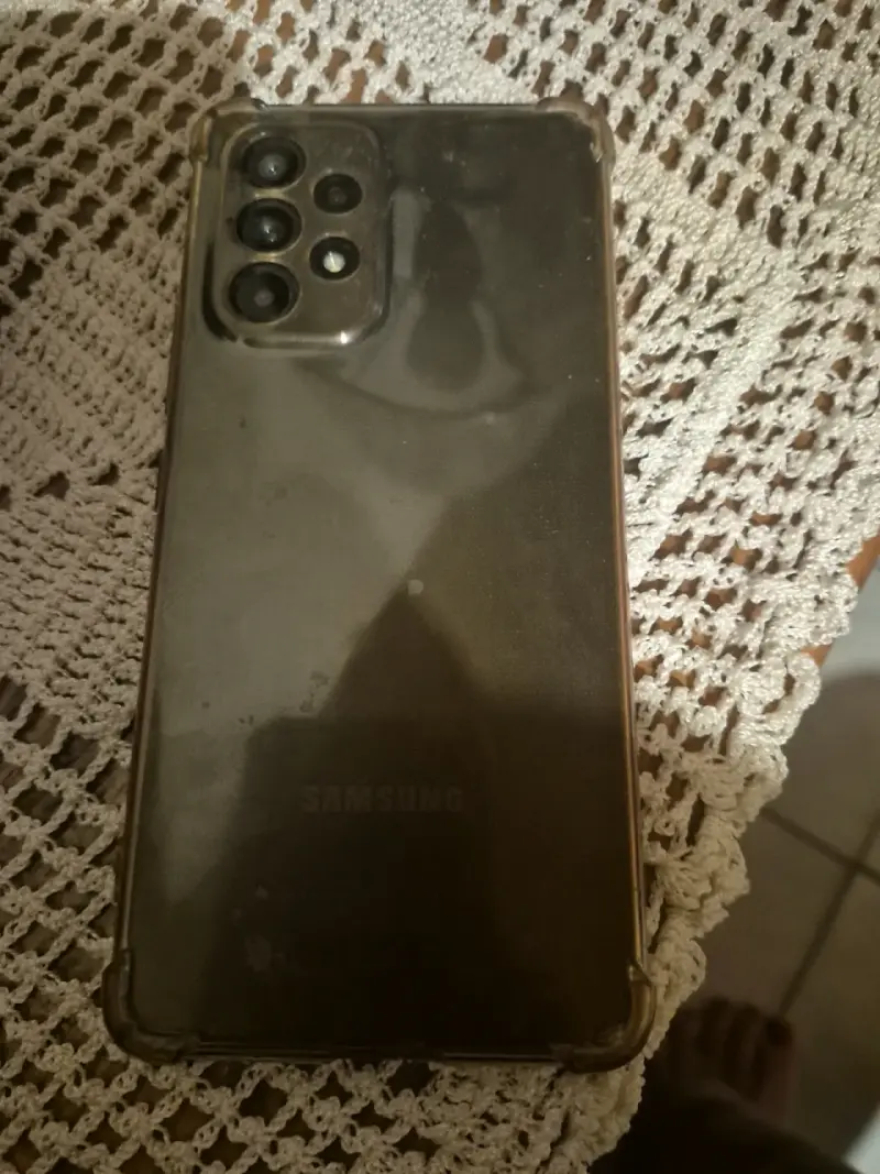 Smartphone con funda negra - 2