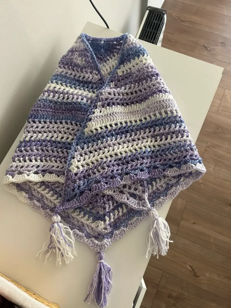 Poncho tejido morado y azul - 3