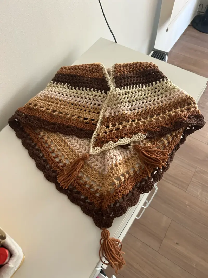 Poncho tejido morado y azul - 5