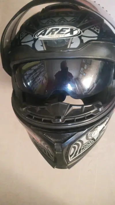Casco  negro. Mas ropa para moto - miniatura 1