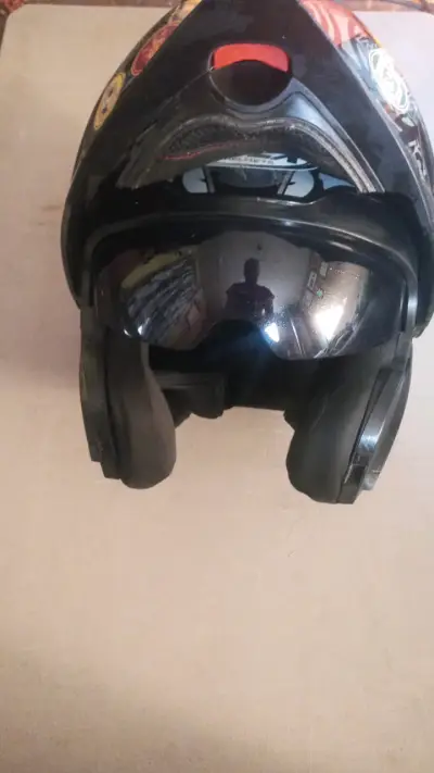 Casco  negro. Mas ropa para moto - miniatura 4