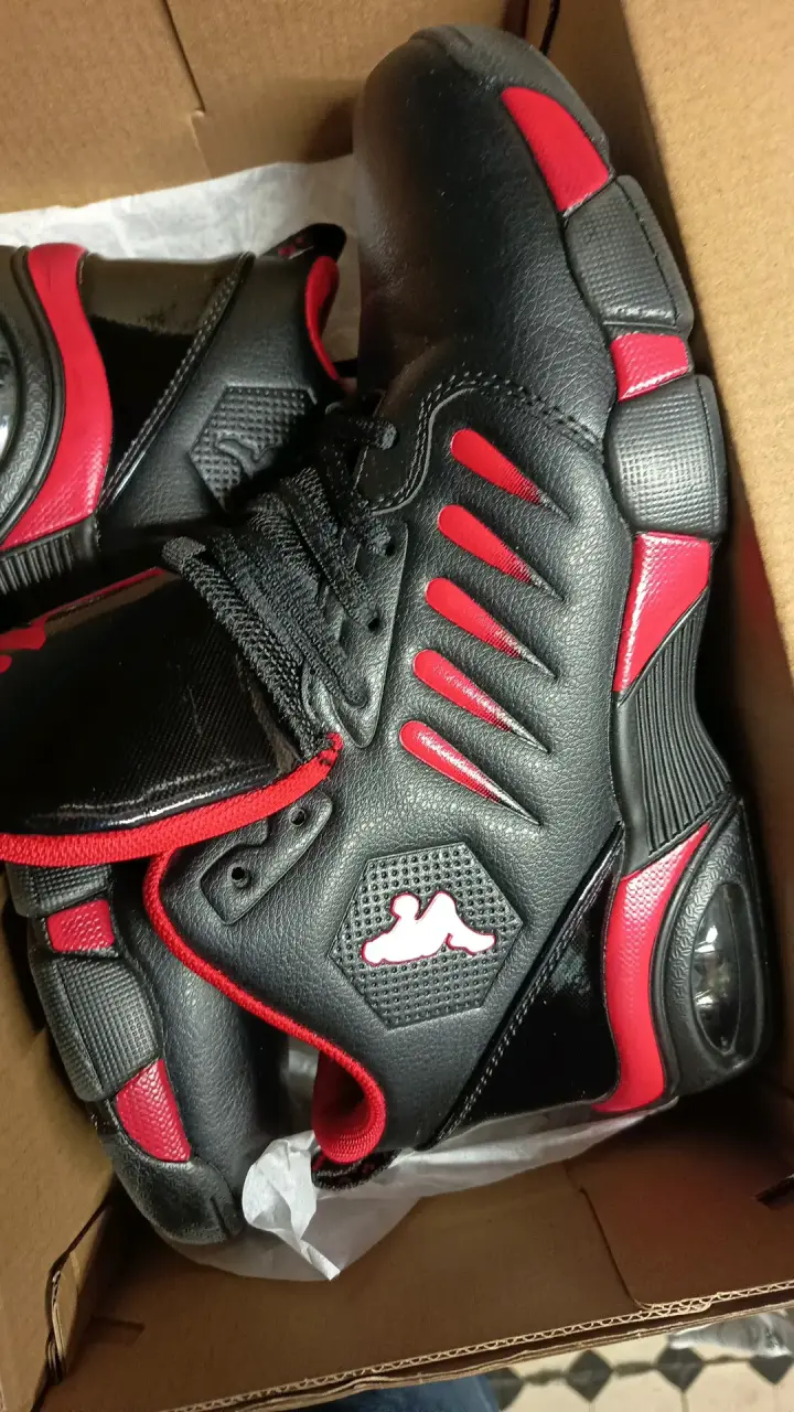 Zapatillas negras y rojas con logo