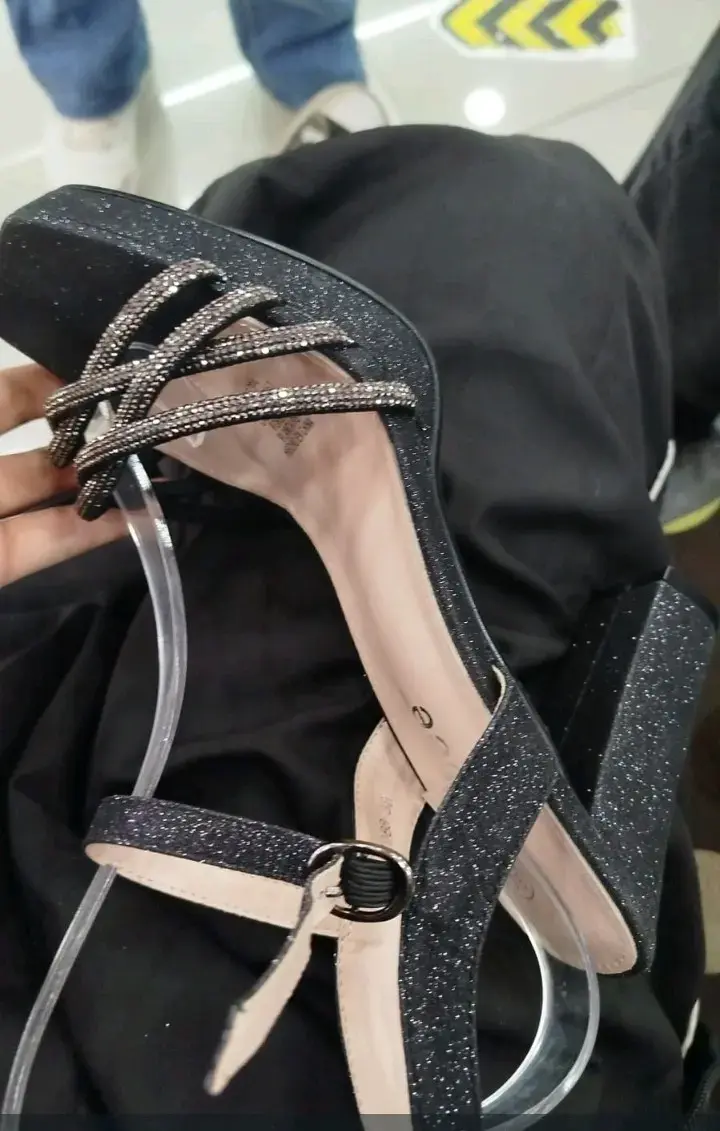 Sandalias negras con brillo