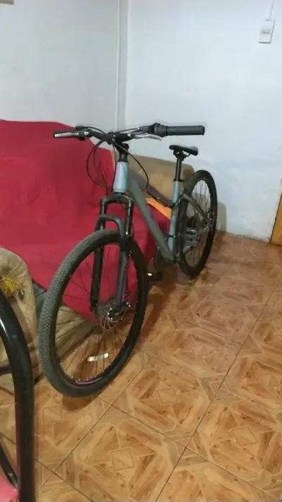 Bicicleta de montaña gris - miniatura 2